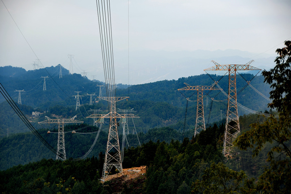 8月26日，白浙線渝3標段N2720附件安裝及消缺施工現場。劉偉攝