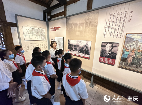 小朋友們參觀周吉可故居。人民網 劉政寧攝