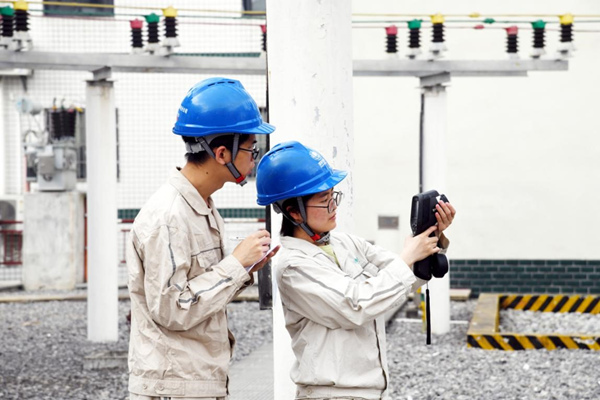 國網重慶電力員工在巫山110千伏涇渭變電站開展設備特巡。尹瑤瑤攝