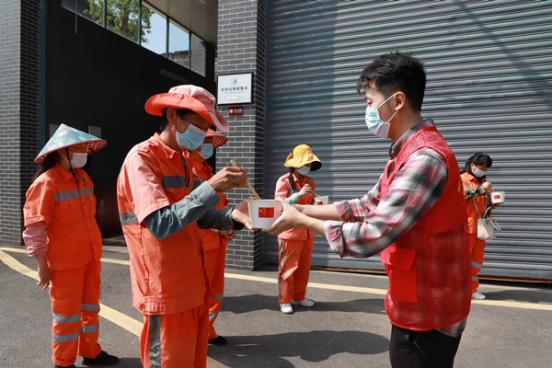 志愿者為環衛工送上“國慶面”。璧山區委宣傳部供圖