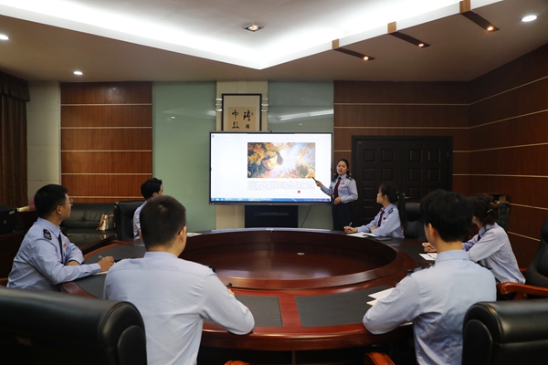 銅梁區稅務局組織新入職稅務人員線上參觀邱少云烈士紀念館。 殷淑雅攝