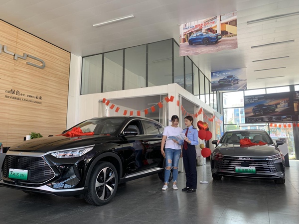 重慶市大足區稅務局“青年講師團”走進汽車銷售中心，為購車者講解新能源汽車車購稅減免政策。蔡茂元攝