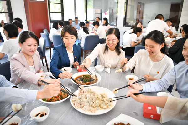 2022年9月29日，巴南區委黨校，學員們在一起其樂融融。