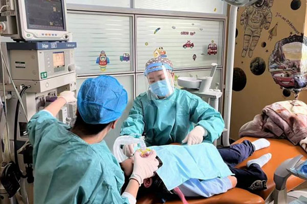 智能化疼痛閾值監測下，計算機精準輔助靶控靜脈麻醉藥物。重醫附屬口腔醫院供圖