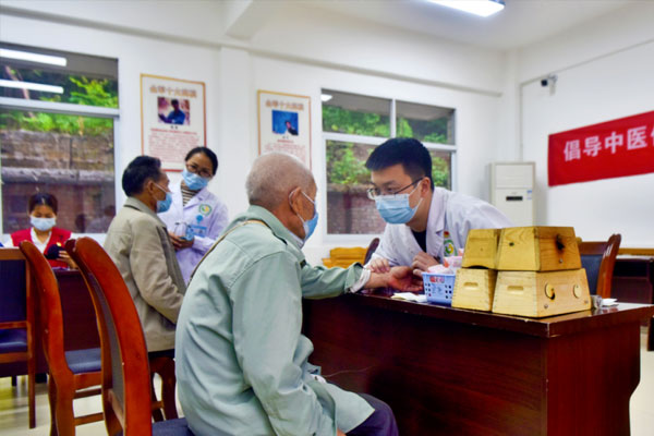 為老人把脈問診。陶涵攝