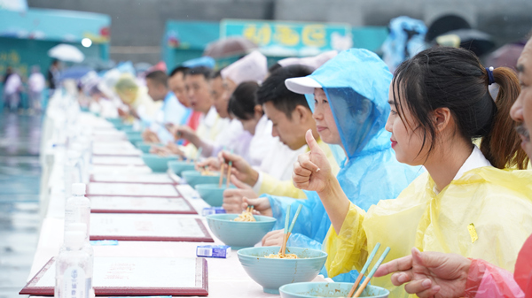 小面節上市民品嘗重慶小面。杜文嫻攝