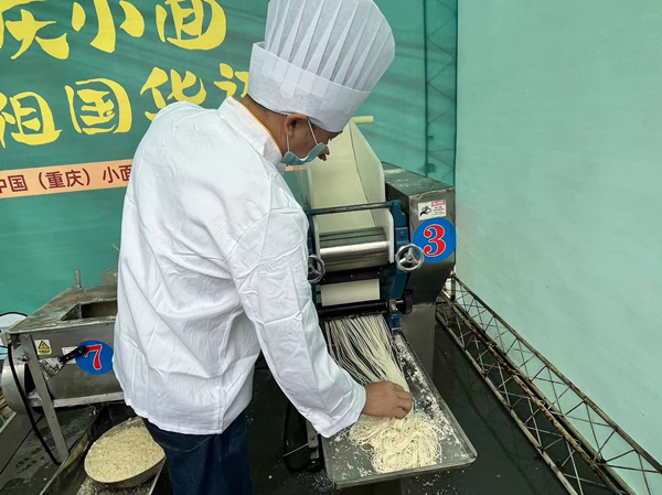 小面節上現場展示制作云陽鮮面。蔣海濤攝