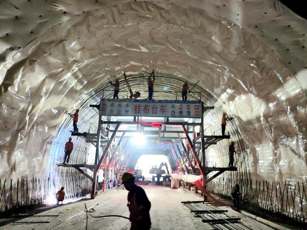 丁家隧道掛布植筋。丁衛林攝