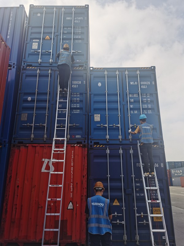 中歐班列（渝新歐）現場調度中心員工正在逐一核查班列集裝箱箱況。渝新歐公司供圖