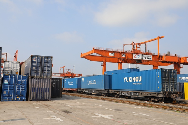 一列中歐班列（渝新歐）正在裝車，將滿載智能家電、機械設備、工業零配件等貨物，由團結村車站駛出，一路向西，運往歐洲國家。渝新歐公司供圖