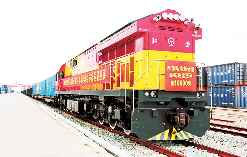 打造以重慶市為運營中心、對接共建“一帶一路”的西部陸海新通道，有效縮減出海時間，形成我國西部內陸地區新的出海骨干通道。圖為二○二一年四月二十八日，西部陸海新通道海鐵聯運班列累計開行第一萬列。