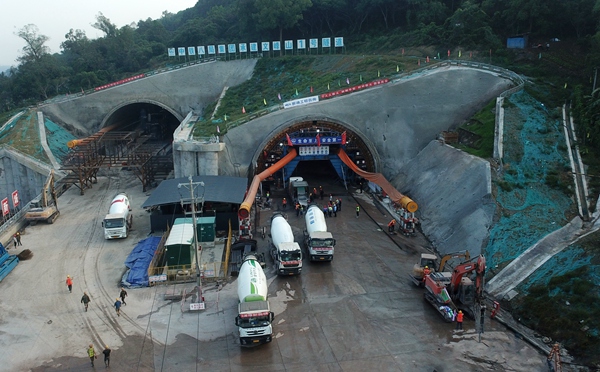 建設中的文峰山1號隧道。中鐵八局供圖