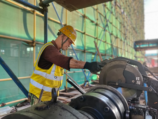 工人在進行鋼筋加工作業。