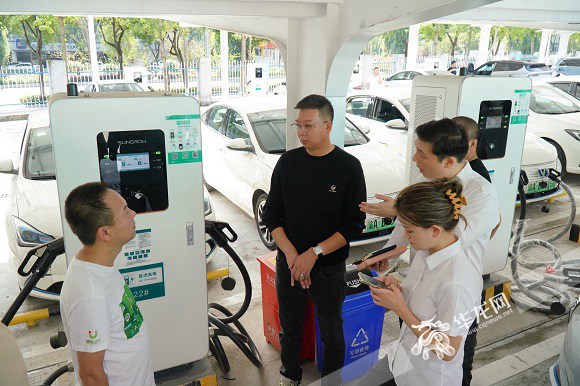 電車駕駛員了解站點開業優惠活動。華龍網-新重慶客戶端記者 ?歐武夷 ?攝