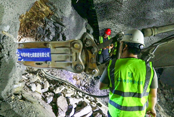 重黔鐵路武隆段趙家坡1號隧道貫通現場。 中鐵七局供圖