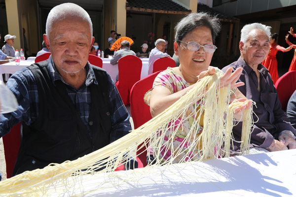 景區為老人準備的長壽面。楊孝永攝