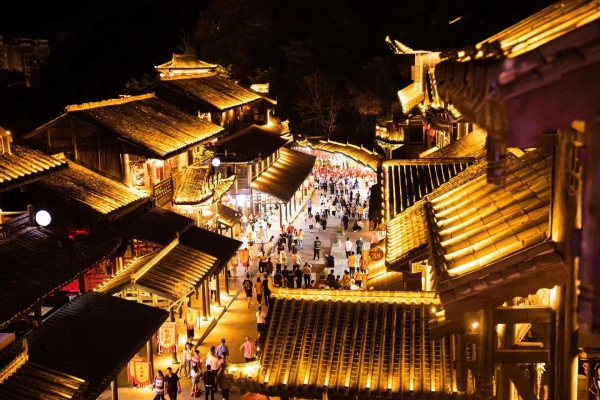 夜幕下的酉州古城。酉陽旅投供圖