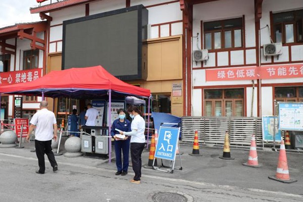 消防宣傳員向群眾發放消防宣傳資料。秀山縣消防救援大隊供圖?