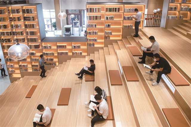 9月30日，江北區圖書館鴻恩寺新館，市民沿著“書山”拾級而上。 攝/崔力