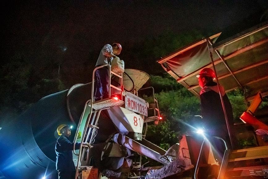 攪拌混凝土。余鴻攝