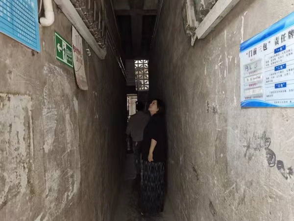 老舊樓道改造前。姜家鎮政府供圖