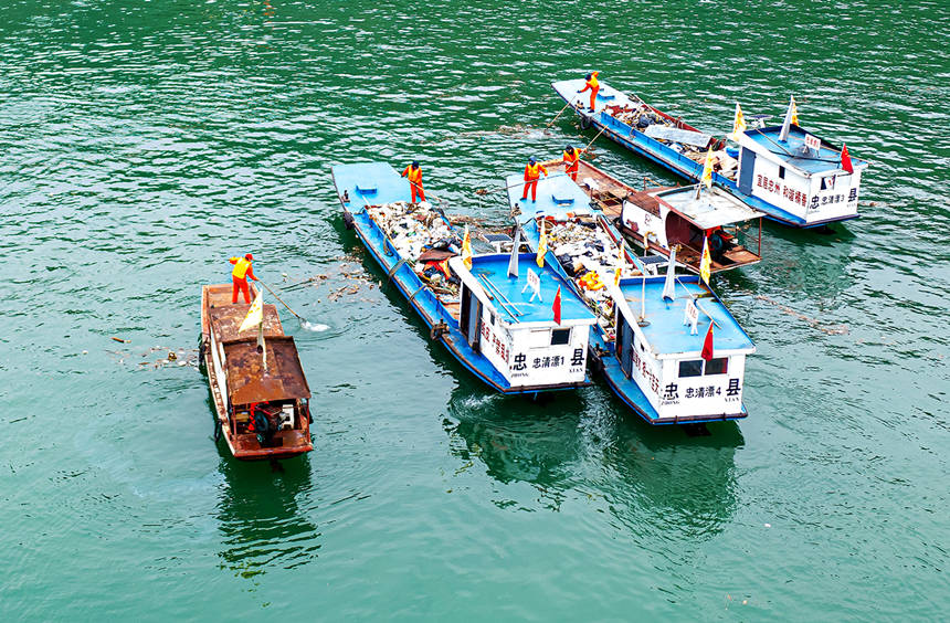 清漂隊員集中清漂。余鴻攝
