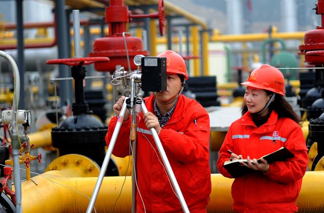 涪陵頁巖氣田員工開展節能監測工作。涪陵頁巖氣公司供圖
