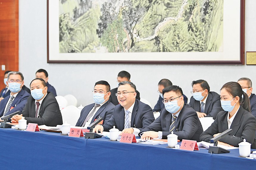 10月17日，重慶市代表團舉行全體會議討論黨的二十大報告。上圖均為代表在進行熱烈討論。記者 蘇思 攝/視覺重慶