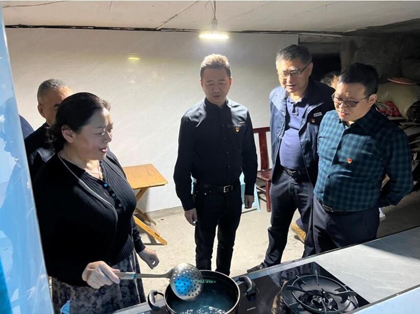 項目組到居民家中實地了解天然氣使用情況。張瓊丹攝