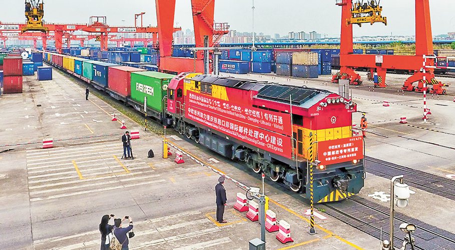 二〇二〇年四月三日，在位于沙坪壩區的團結村中心站，全國首趟中歐班列(渝新歐)“中國郵政號”專列從這里出發前往歐洲。(重慶日報資料圖片)記者 張錦輝 攝/視覺重慶