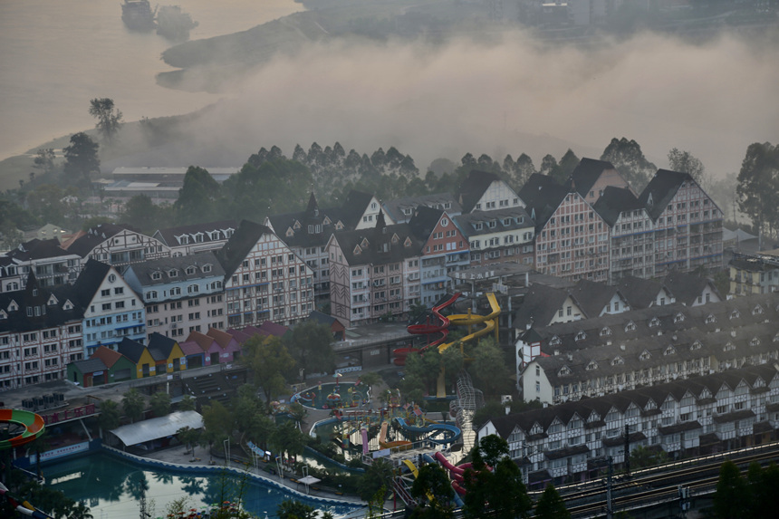 10月19日，重慶涪陵長江邊出現平流霧景觀。楊孝永攝
