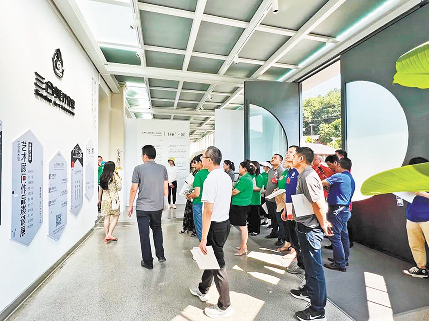 三河村的美術館吸引了不少參觀者。（受訪者供圖）