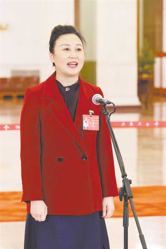 這是閉幕會后，楊浪浪代表接受采訪。新華社記者 殷剛 攝