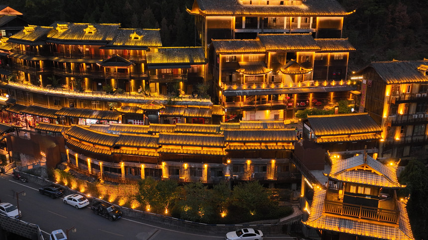 夜幕降臨，酉州古城燈火通明。陳碧生攝