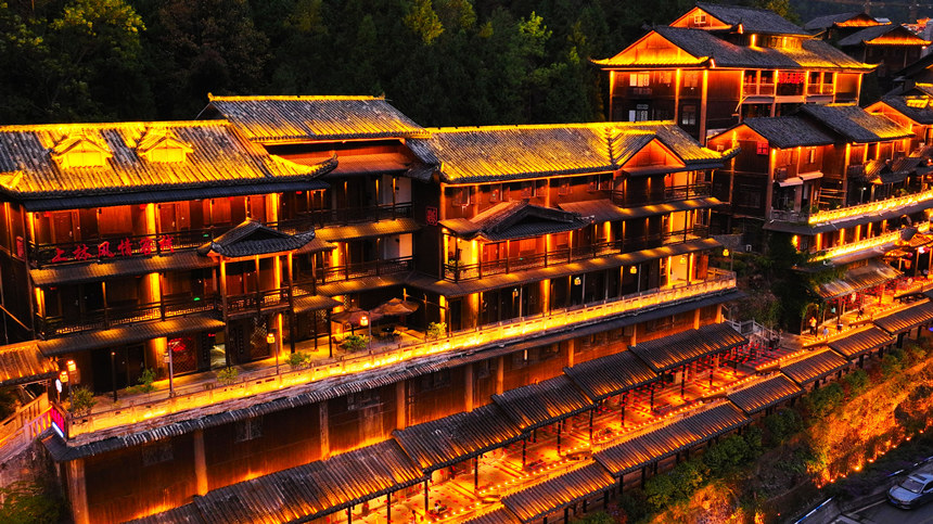 夜幕降臨，酉州古城燈火通明。陳碧生攝