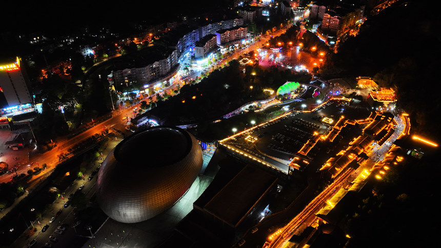 夜幕降臨，酉州古城燈火通明。陳碧生攝