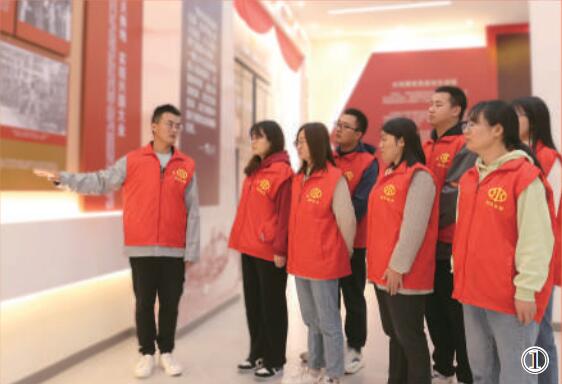 江蘇省宿遷市泗洪縣水利局工作人員學習黨史。劉成龍攝（人民視覺）