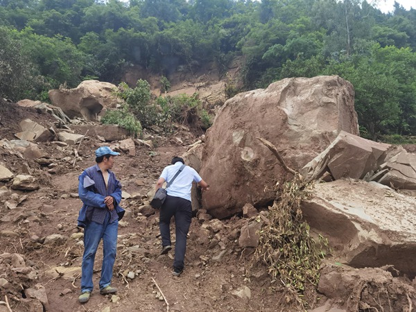 《應急調查黃柏鄉黃嶺樹危巖》。2021年5月25日，南江地質隊駐守隊員程?。ㄓ遥y帶無人機對黃柏鄉黃嶺樹危巖進行應急調查，右側的孤石（直徑約3m）為調查前幾日危巖崩塌形成，距離下部房屋僅10m。劉偉攝