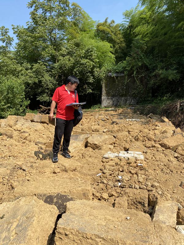 《堅守》7月中旬，川東南地質大隊駐守隊員何明波在沙坪壩區中梁鎮新建農村住宅建設場地地質災害危險性評估項目中，不畏高溫、酷暑，堅守在野外生產一線崗位。馬超攝