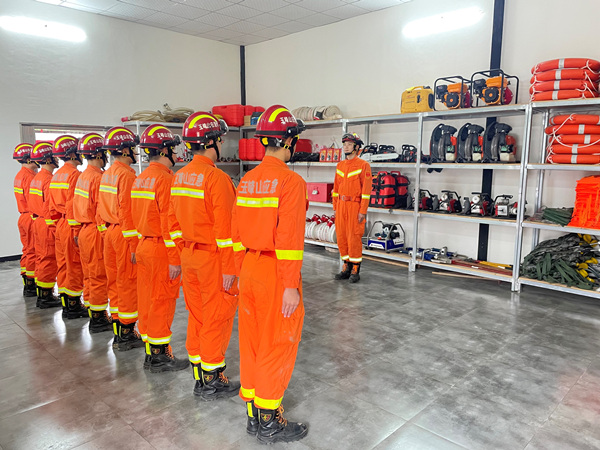 消防站內部分隊員和設施。伍雪萍攝