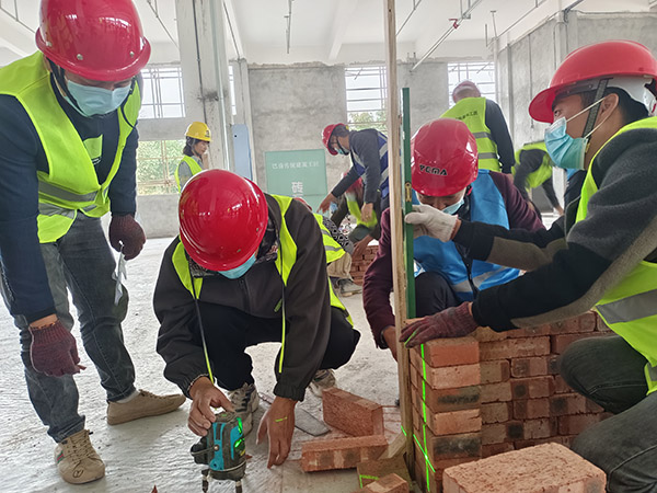 磚瓦工正在進行實操培訓。重慶市住房城鄉建委供圖