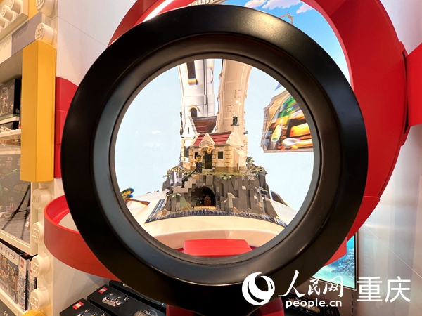 重慶品牌旗艦店中樂高積木展示。人民網 胡虹攝