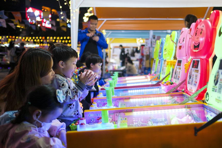 有吃有玩的“彩虹集市”，吸引了不少市民游客前來打卡游玩。郭旭攝