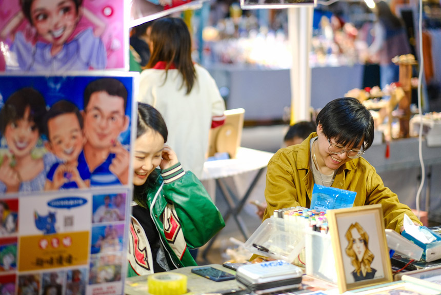 各色攤位一字排開，公園變身熱鬧的集市。郭旭攝