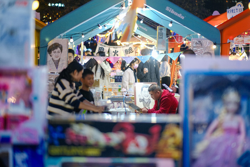 市民、游客在“彩虹集市”選購。郭旭攝