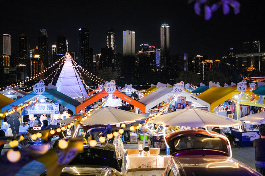 后備箱一打開，立刻就變成貨架。在這里，吃喝玩樂樣樣齊備。郭旭攝