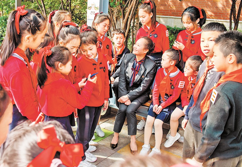 10月31日，兩江新區行遠小學，黨的二十大代表，兩江新區人和街道邢家橋社區黨委書記、居委會主任謝蘭給孩子們分享自己參會的心得。記者 崔力 攝視覺重慶