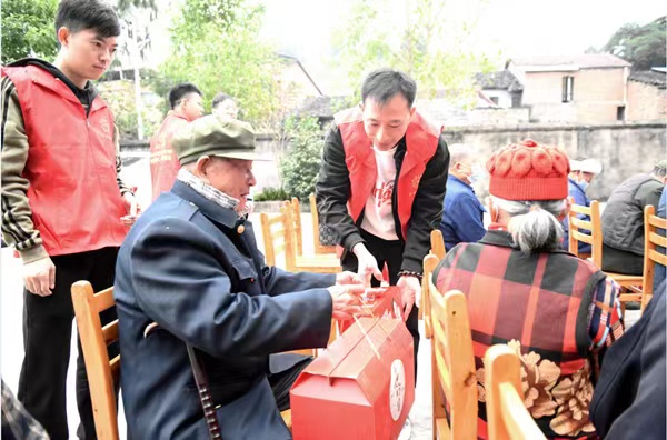 志愿者為老人送上伴手禮。隆太良攝