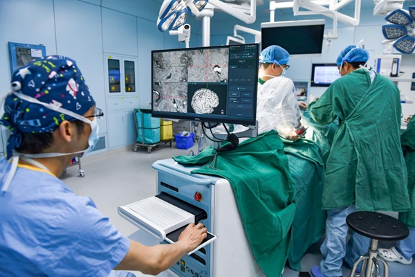 醫護人員在機器人的輔助下進行手術。鄒樂攝