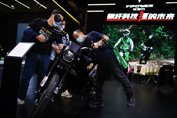 新能源電動車成為了本屆摩博會的主流趨勢。鄒樂攝